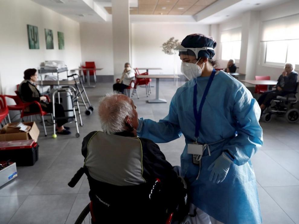 Simón califica de "suave" el aumento de brotes de coronavirus en residencias y apunta que España trabaja "duro" en el sector