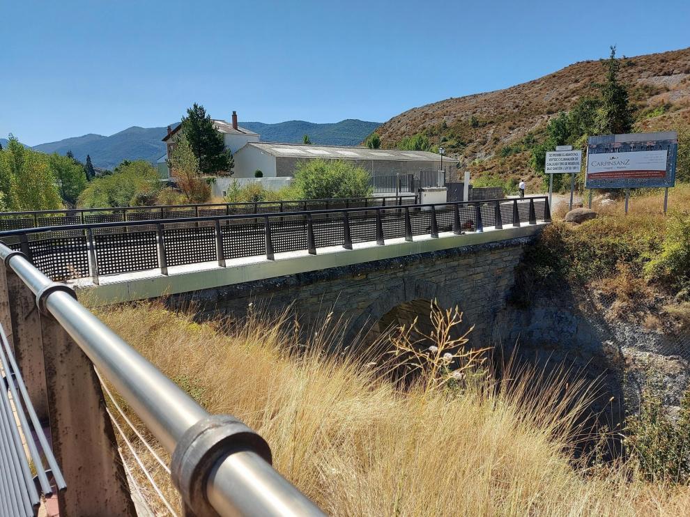 Sabiñánigo cambia la valla del puente sobre la vía del tren