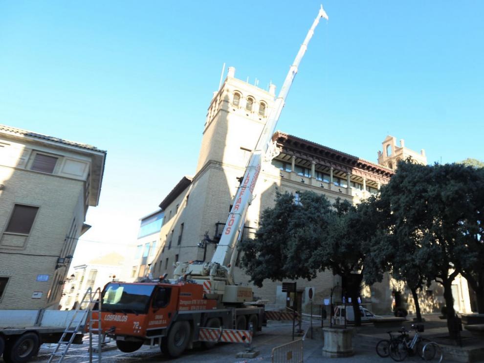 Montan una gran grúa para tareas en el Palacio Consistorial de Huesca