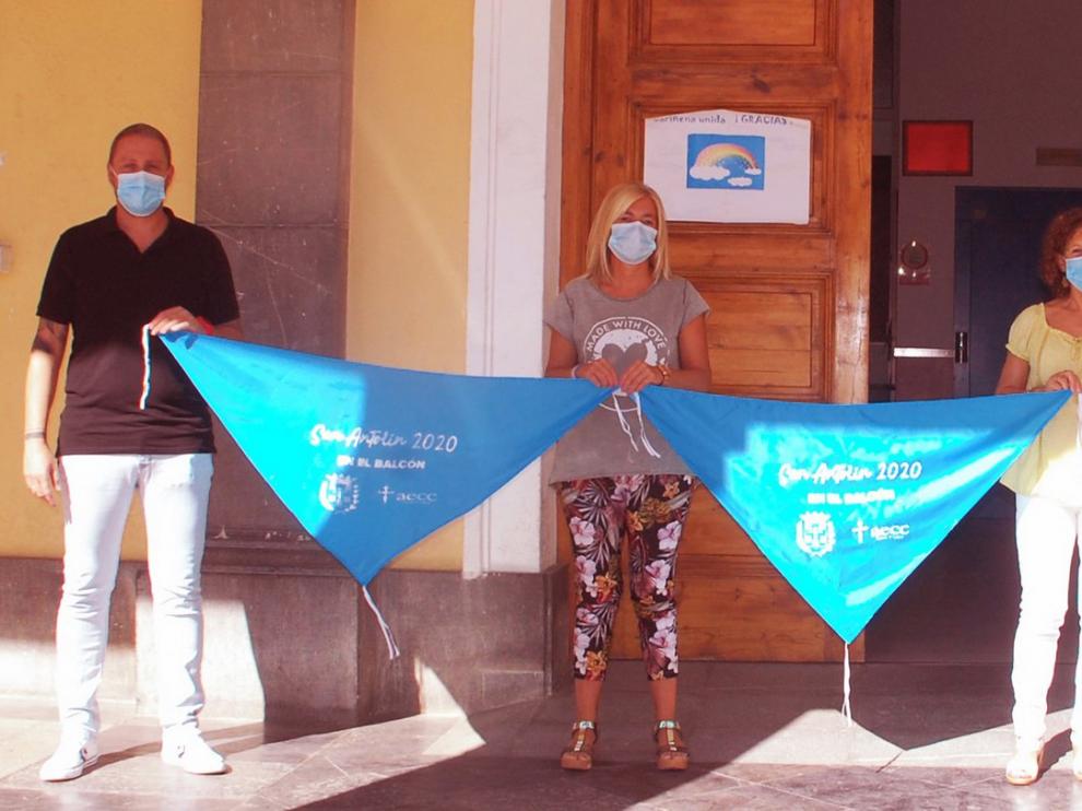 Pañoletas de la AECC Sariñena para un San Antolín en los balcones