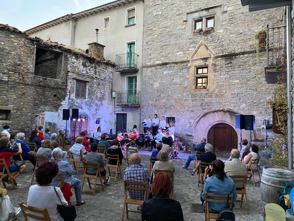 La Agrupación Musical Santa Elena actúa en Biescas "a la luz de la luna"