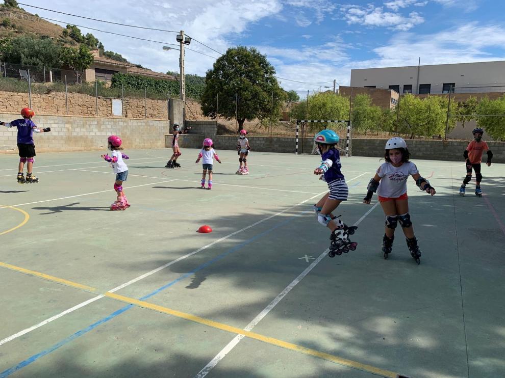 Balance satisfactorio en el taller de iniciación al patinaje para niños