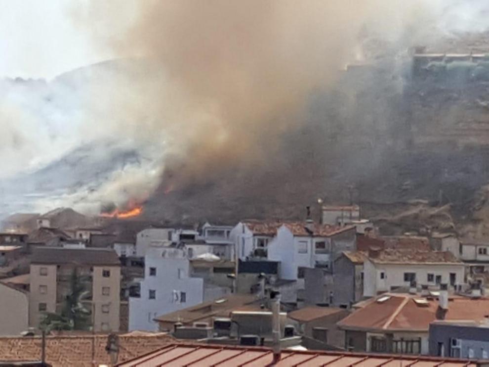 Bomberos de la Comarca extinguen un incendio de matorral en las faldas del Castillo de Monzón