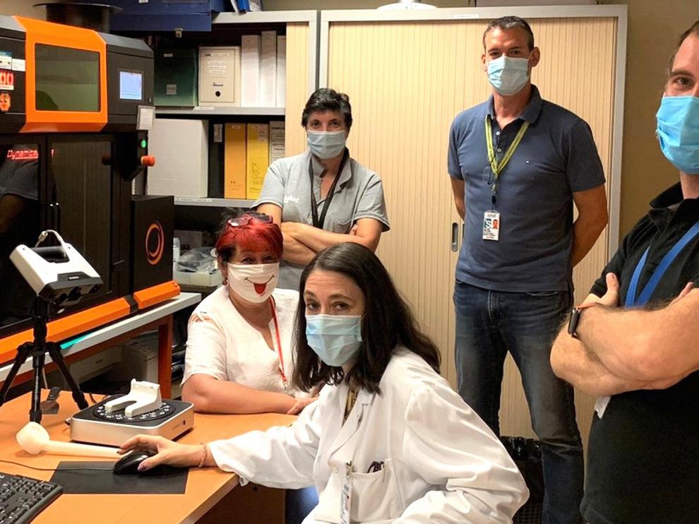 Una impresora 3D para crear piezas para el trabajo sanitario