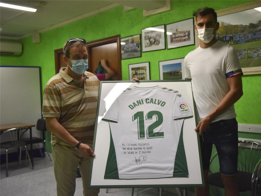 Dani Calvo entrega su camiseta del escenso con el Elche al Peñas Oscenses