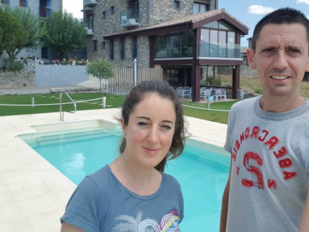 Arcusa, cinco parejas jóvenes, dos bebés, otro en camino y una carretera en construcción