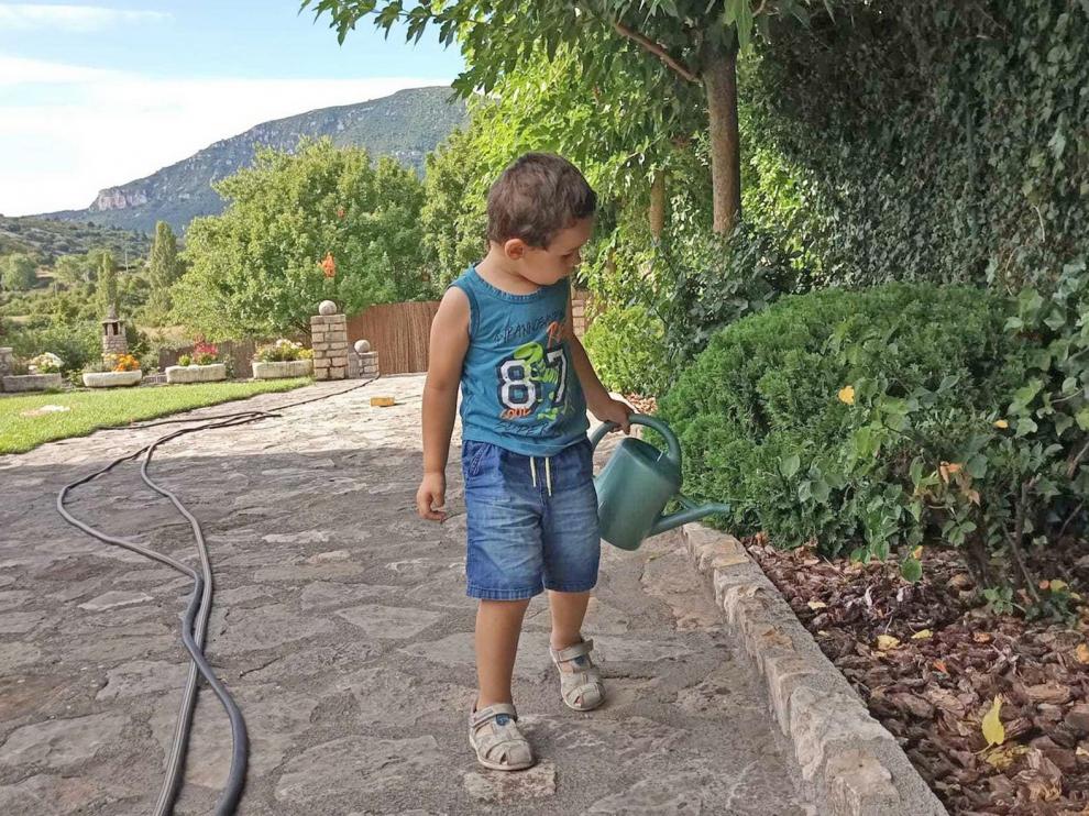 Llega un niño tras el SOS para salvar la escuela de Paúles