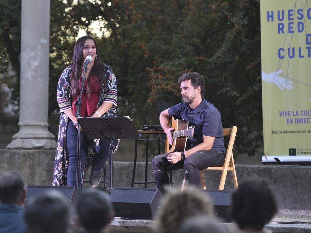 Noelia Rodríguez y Daniel Escartín interpretaron sus temas favoritos en el Parque Miguel Servet de Huesca