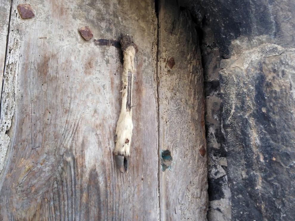 Protección en la entrada de casas antiguas en Labuerda