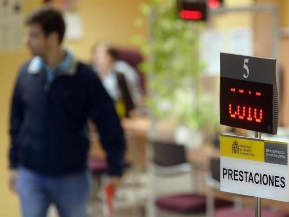 El paro sube en 29.780 personas en un agosto que crea empleo