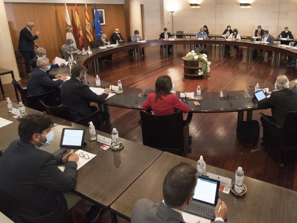 El presidente de la DPH sostiene que no invertir los remanentes "es dejar de lado los intereses de los altoaragoneses"