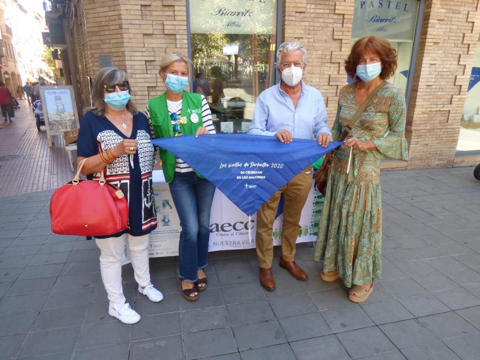La AECC vende un total de 2.500 pañoletas solidarias en Barbastro