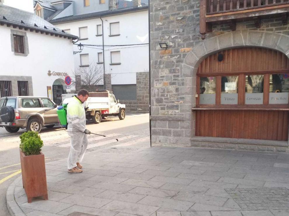 Labores de desinfección de espacios públicos en Biescas