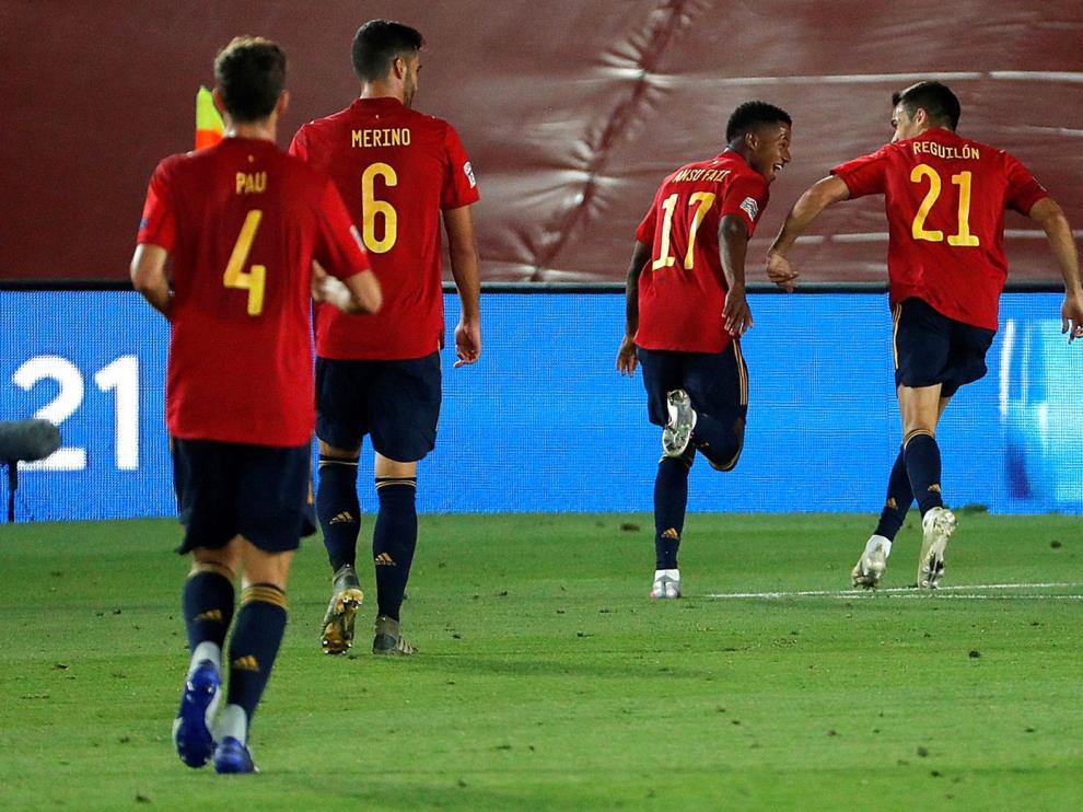 España golea sin problemas a Ucrania y se pone líder de grupo