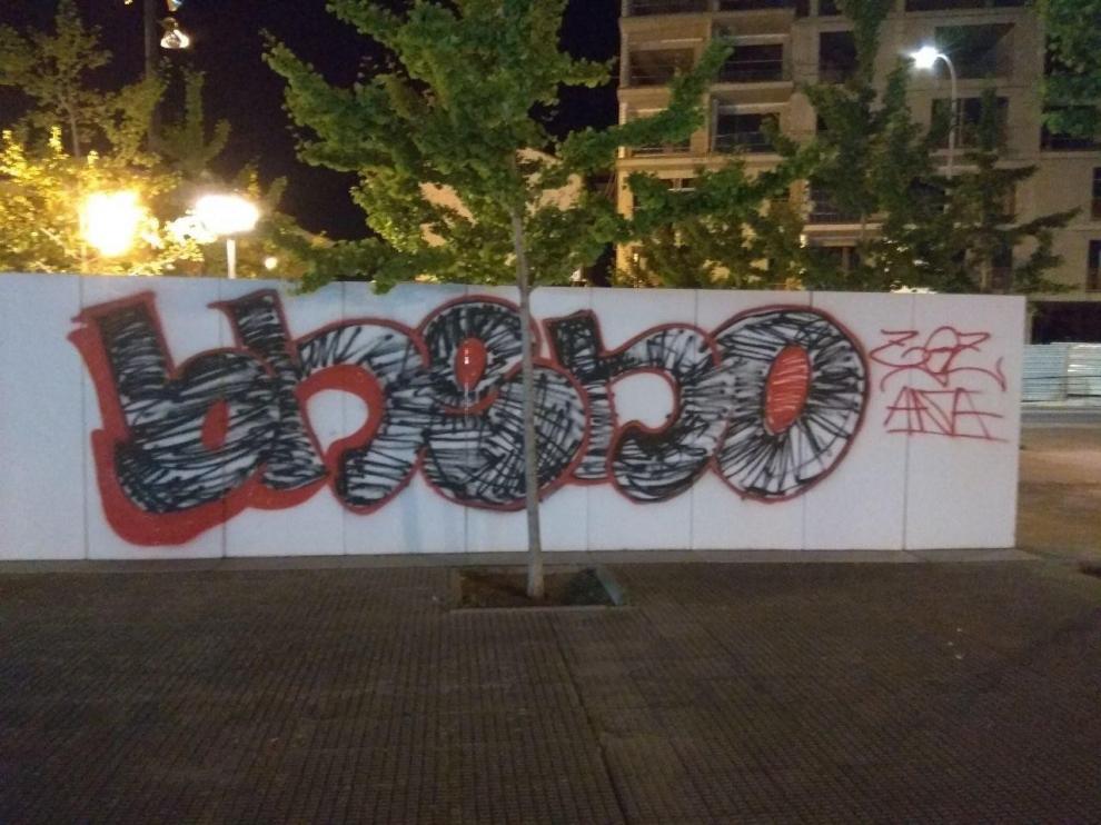 La Policía Local de Huesca intercepta a dos jóvenes que estaban realizando grafitis