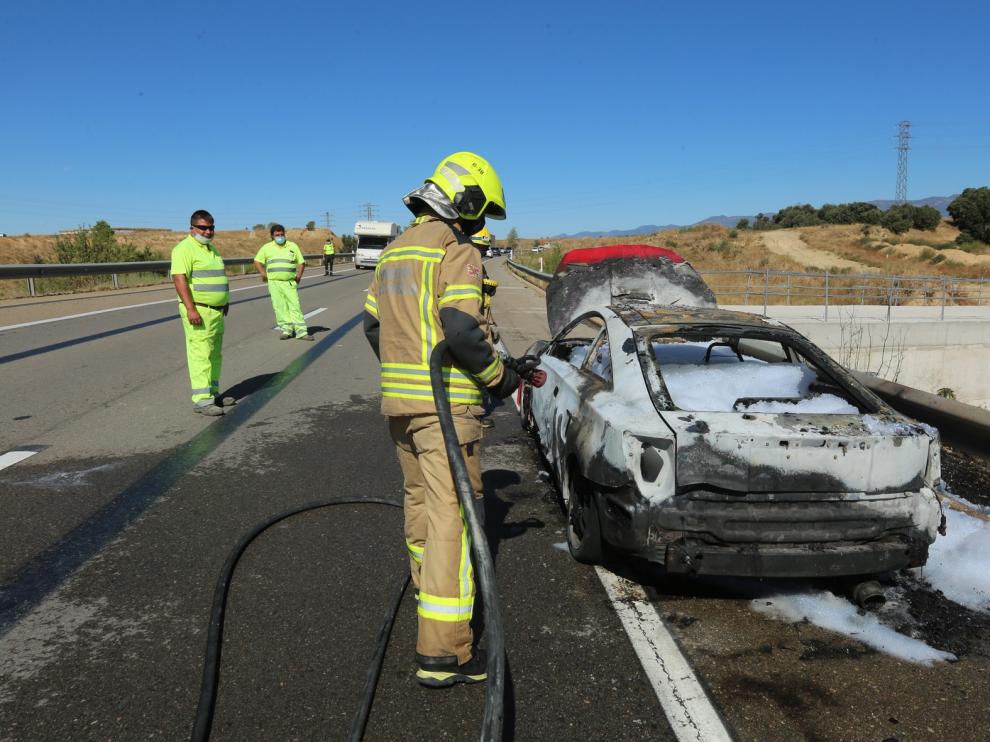 Un vehículo se incendia en la variante de Huesca