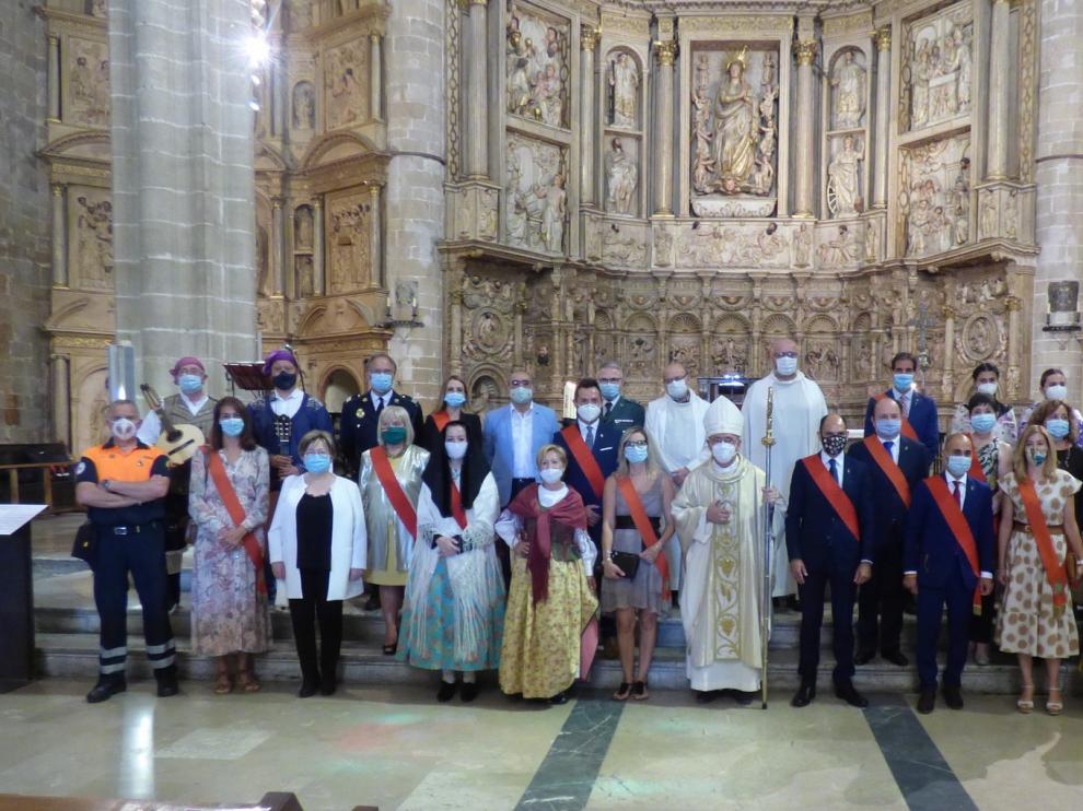 Barbastro dice adiós a sus no fiestas con una misa en su Catedral