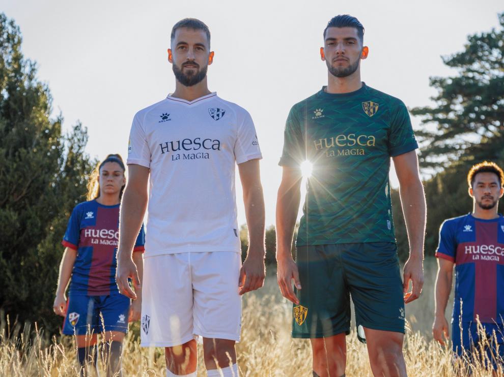 Cuatro magias, tres camisetas