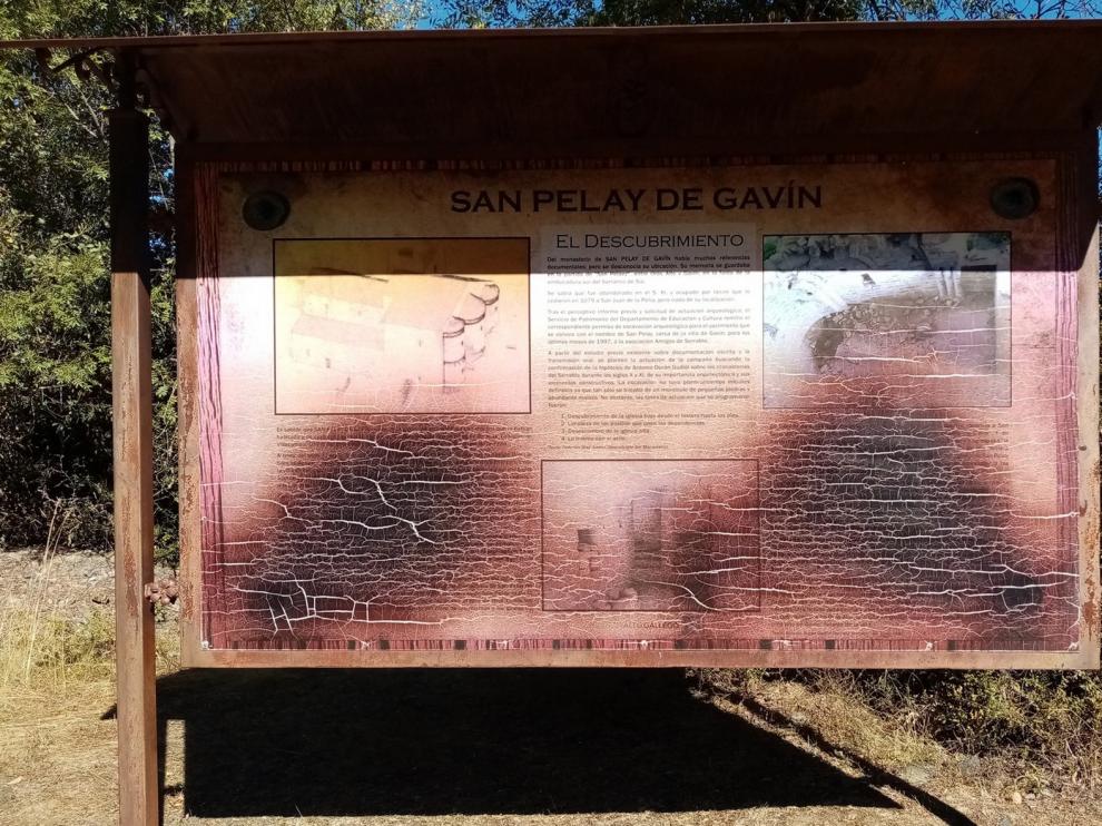 El cartel que debería informar sobre los restos del Monasterio de San Pelay de Gavín, ya no sirve