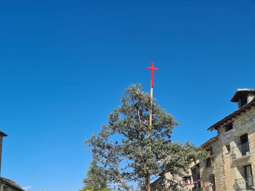 La carrasca con la cruz luce en la plaza de Aínsa pese a no haber fiestas