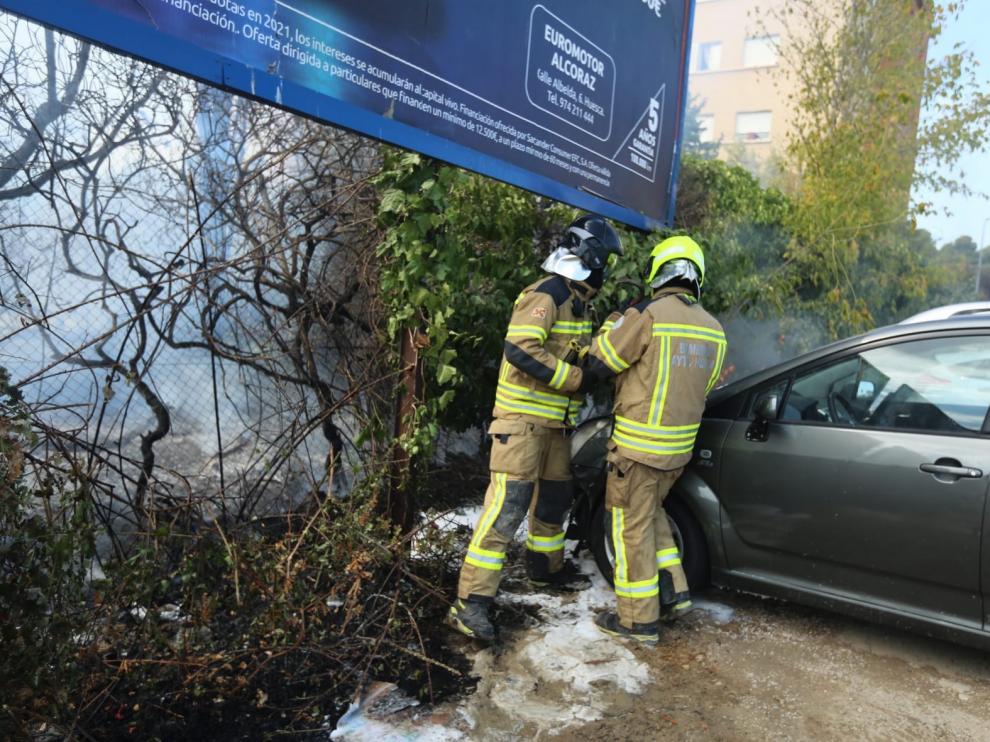 Un incendio arrasa árboles, matorrales y un turismo en un solar próximo a la Avenida de los Danzantes de Huesca