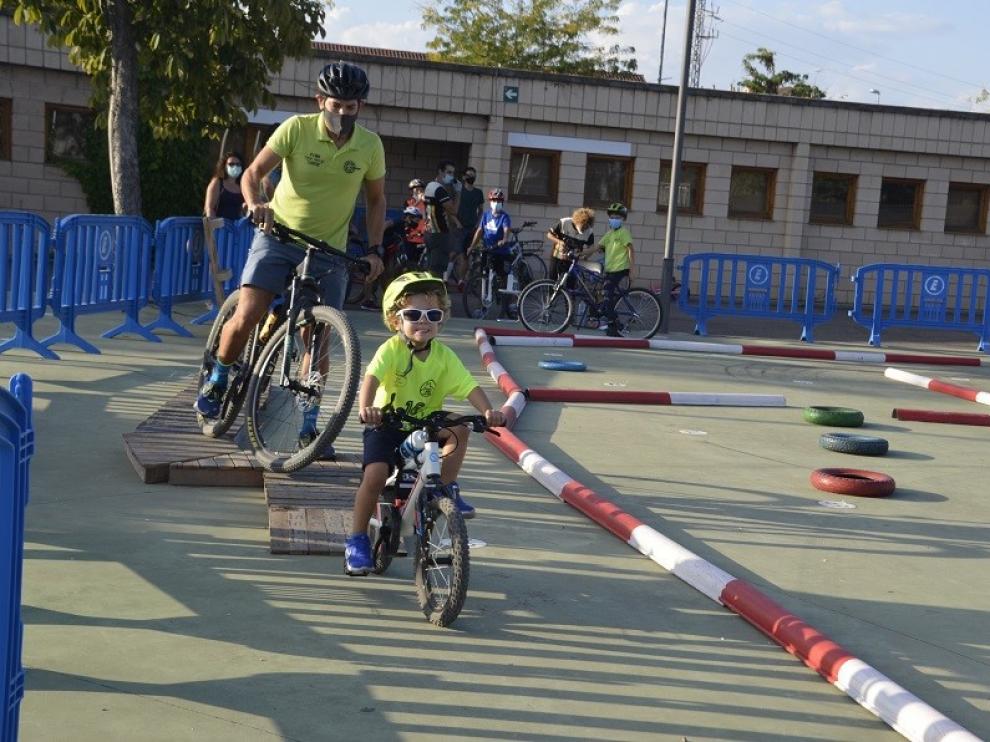 Medio centenar de personas participan en la campaña "Sumamos bicis" en Barbastro