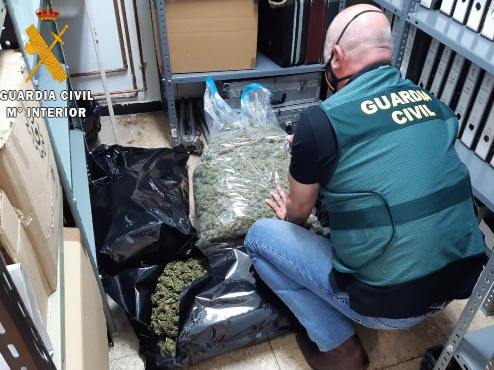 Tres detenidos en Búbal con 15 kilos de marihuana
