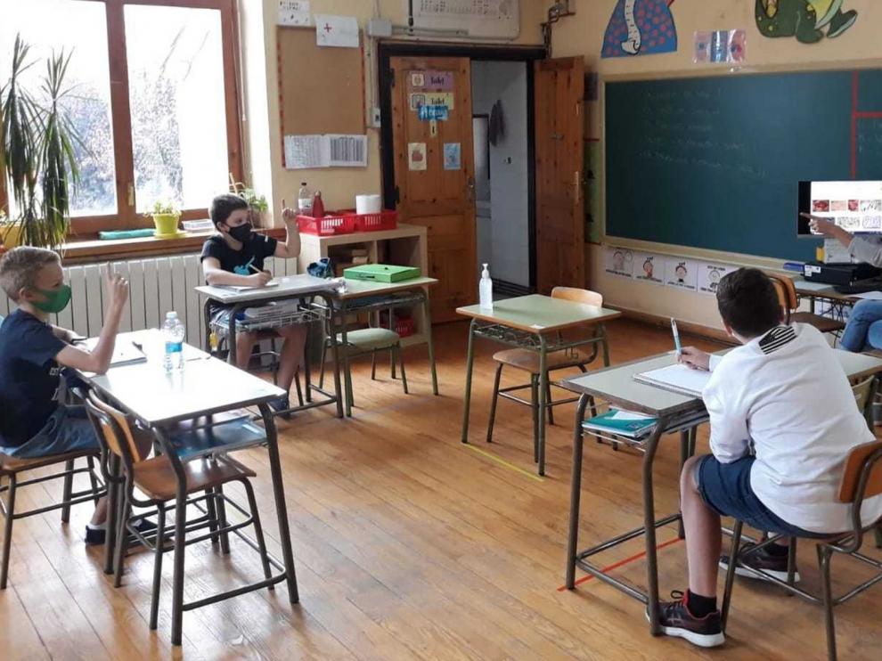 El colegio "burbuja" de Senegüé empieza con tres alumnos y amenazado de cierre
