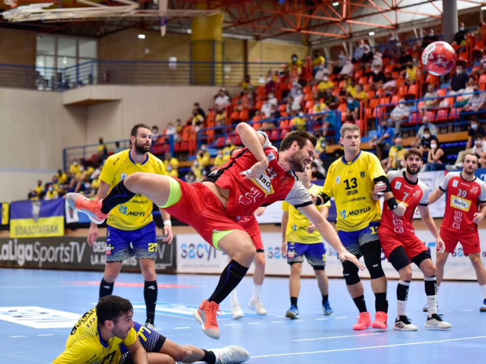 Bada mejora, pero le falta acierto y cae (27-21)