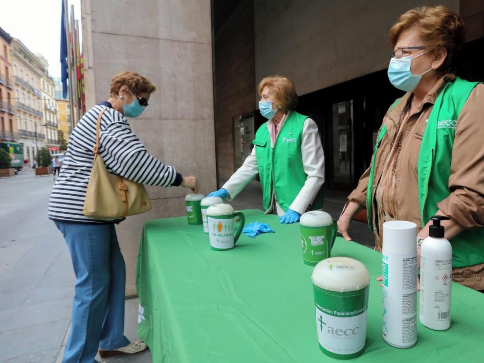 La AECC sale a las calles de Huesca y realiza su campaña de cuestación