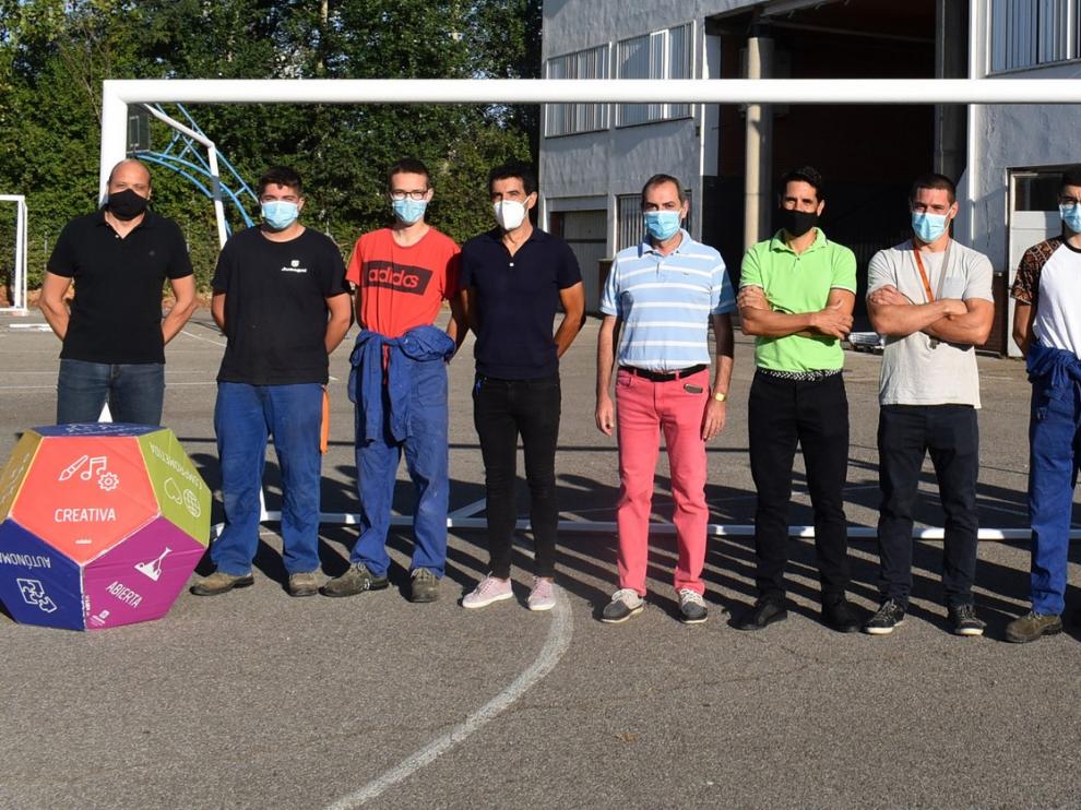 Alumnos de Salesianos de Monzón fabrican 4 porterías para los campos de fútbol municipales
