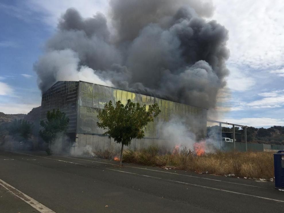 Un aparatoso incendio arrasa un desguace en Albelda
