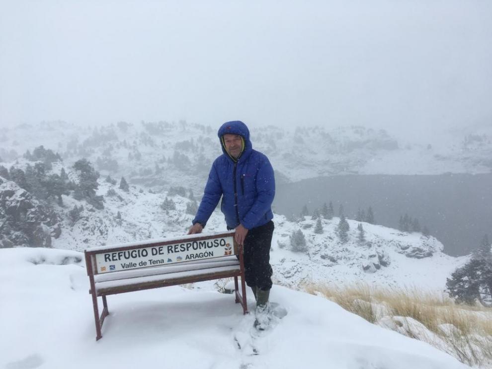 Frío, nieve y viento en un día con quitanieves en carreteras