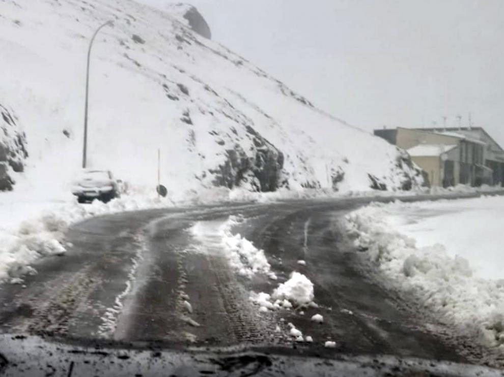 El Portalet reabre al tráfico y la nieve deja un manto de 25 centímetros