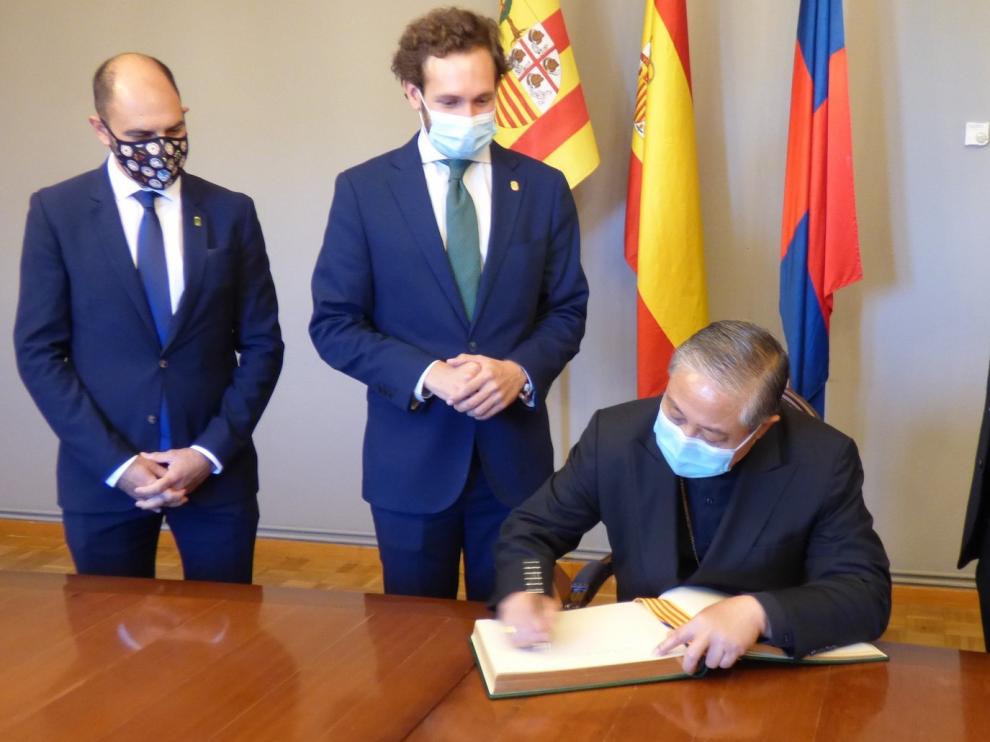 Auza firmó en el Libro de Honor del Ayuntamiento de Monzón