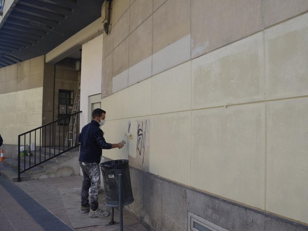 Barbastro inicia las labores de limpieza de pintadas