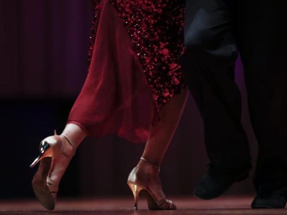 Bailar solo o con el palo de la escoba, el tango sigue vivo