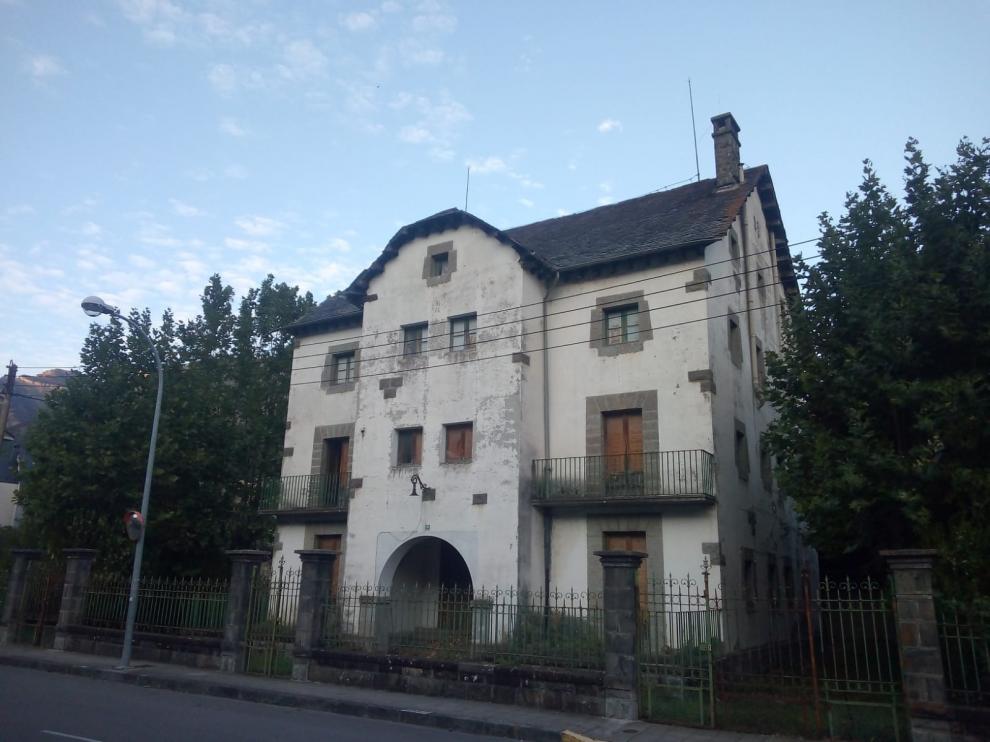 CHA-Biescas muestra su preocupación por la situación de la casa forestal de Biescas