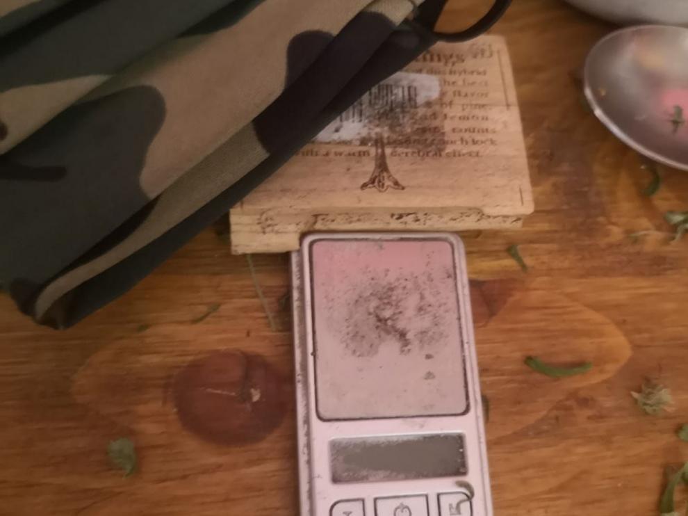 La Guardia Civil desarticula un punto de venta de marihuana en Grañén y detiene a dos personas