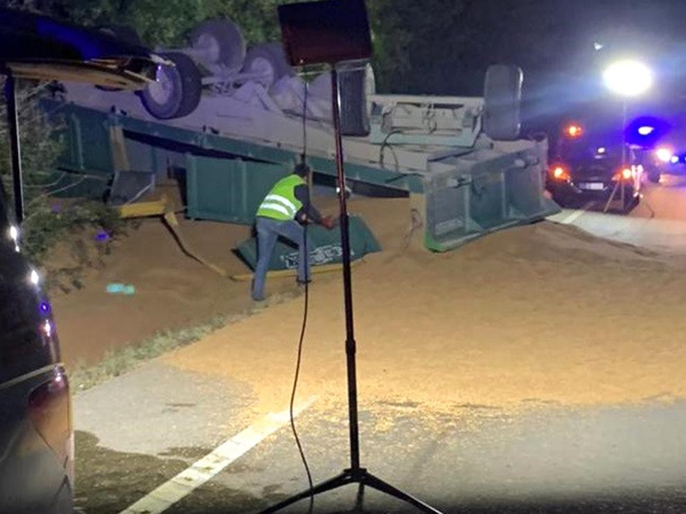 Vuelca un tractor con su carga en el cruce de la carretera de Bellestar del Flumen