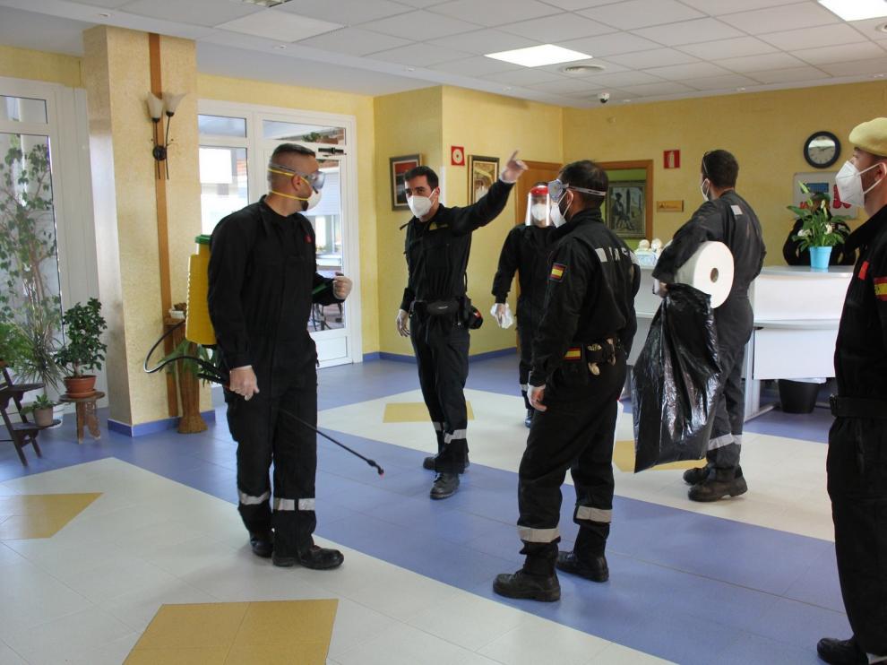 El Ejército desinfecta la Residencia Monegros de Grañén