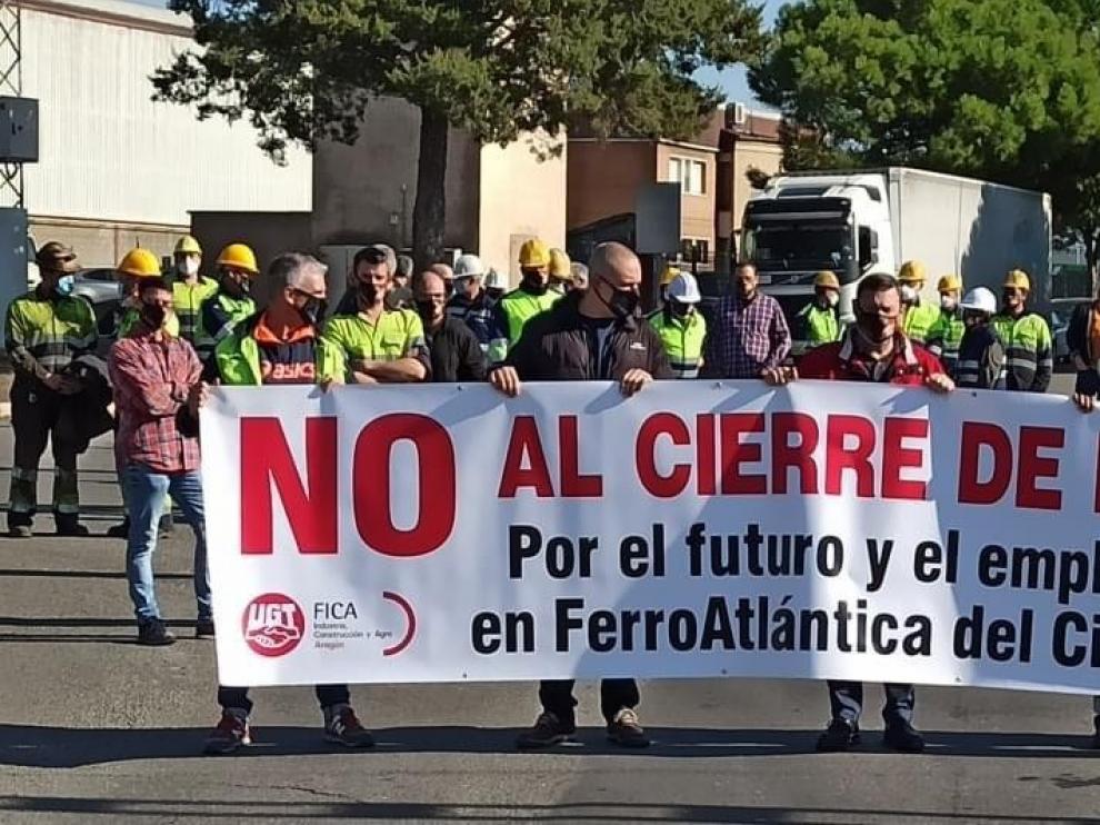 Trabajadores de Ferroatlántica se concentran en la planta y cortan veinte minutos uno de los acceso al polígono Paúles