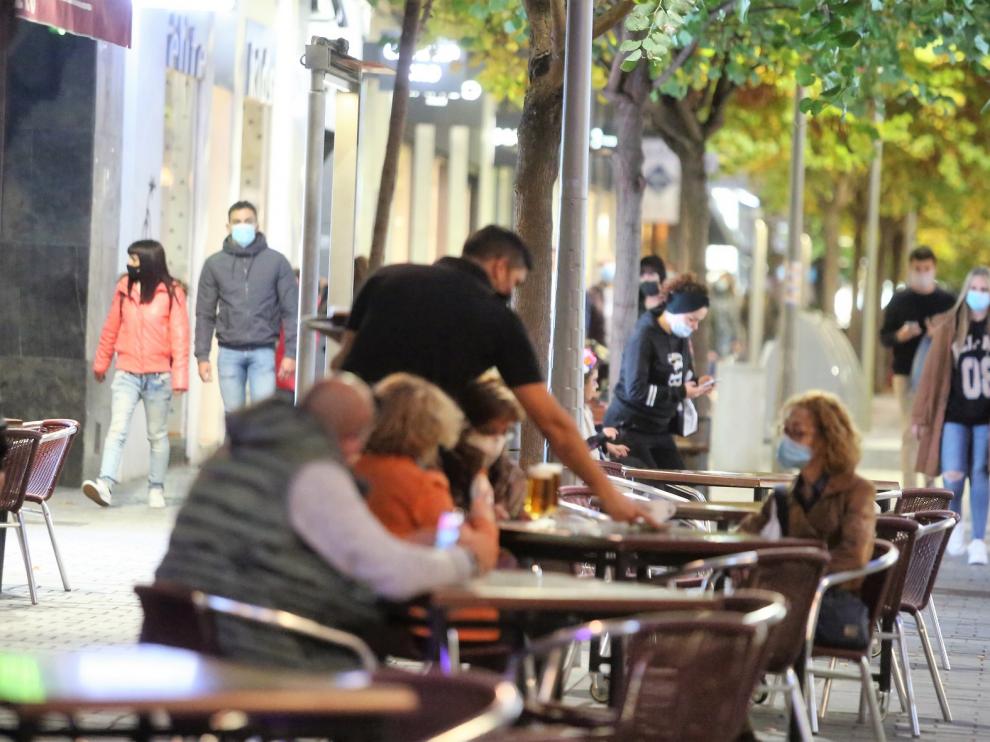 Terrazas llenas en Huesca en vísperas de Todos los Santos