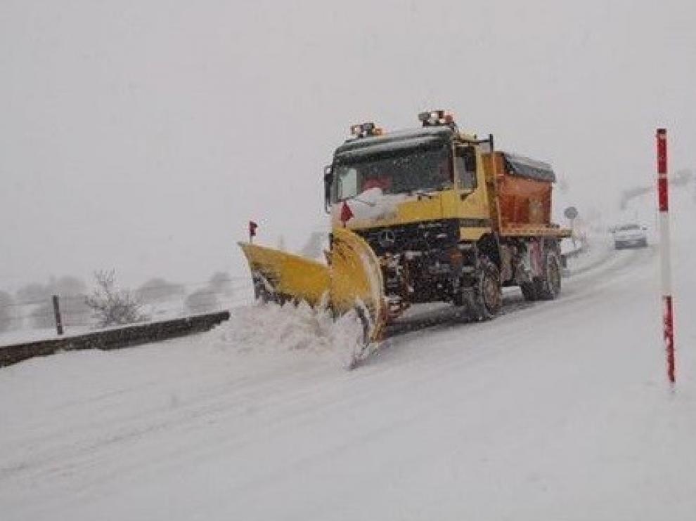 La campaña de vialidad invernal se adelanta en Aragón