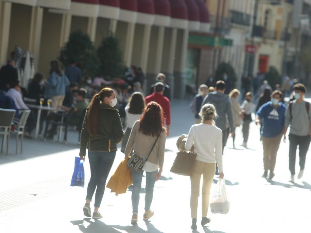 Huesca sale de nuevo a la calle, ocupa sus terrazas y pasea alrededor de la ciudad en el Día de Todos los Santos