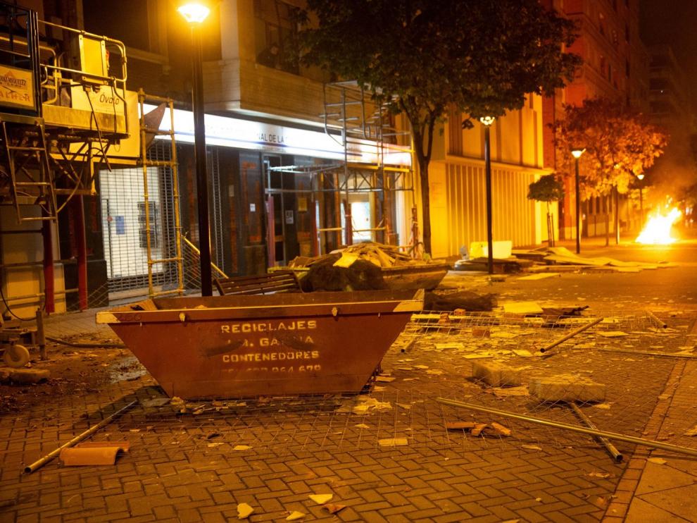 Un grupo de adolescentes de Logroño limpian los destrozos tras los disturbios. "No todos somos iguales"