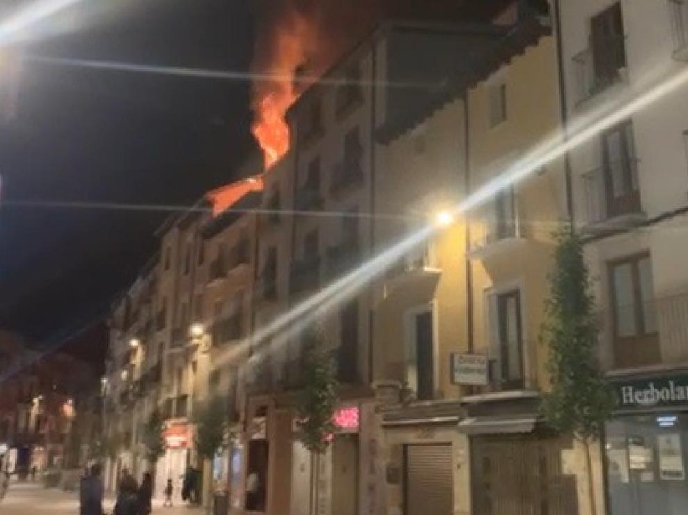 Espectacular incendio y gran susto en el Coso Bajo de Huesca