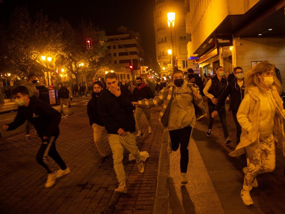Segunda noche con protestas violentas por las restricciones