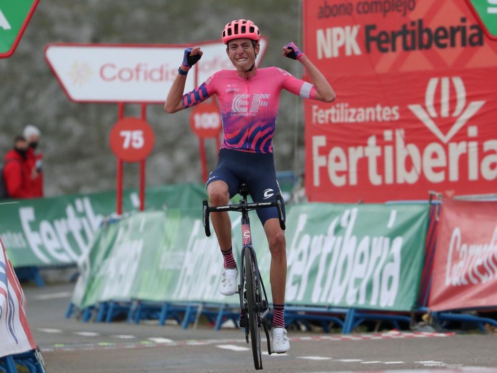 Carthy vence en el Angliru y Carapaz recupera el rojo