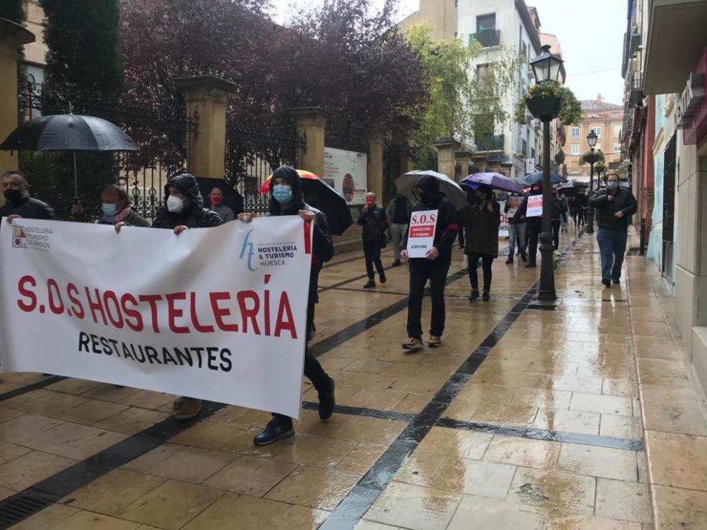 Hosteleros de toda la provincia de Huesca salen a la calle para exigir un plan de rescate para el sector que les permita subsistir